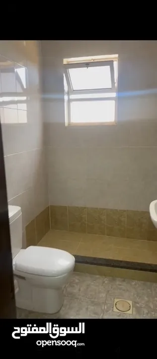 شقة فارغة للايجار في المدينه الرياضيه 3 نوم 320