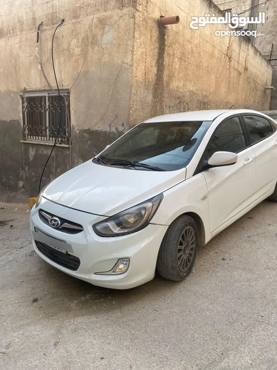 مركبه من نوع هونداي اكسنت 2014المركبه ما شاء الله عنها وضعها ممتاز ولا يوجد فيها اي قص وعظمها ممتاز