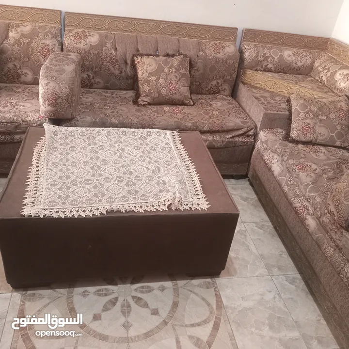 كنب للبيع مستعمل قابل تفاوض بشي بسبط تسع مقاعد