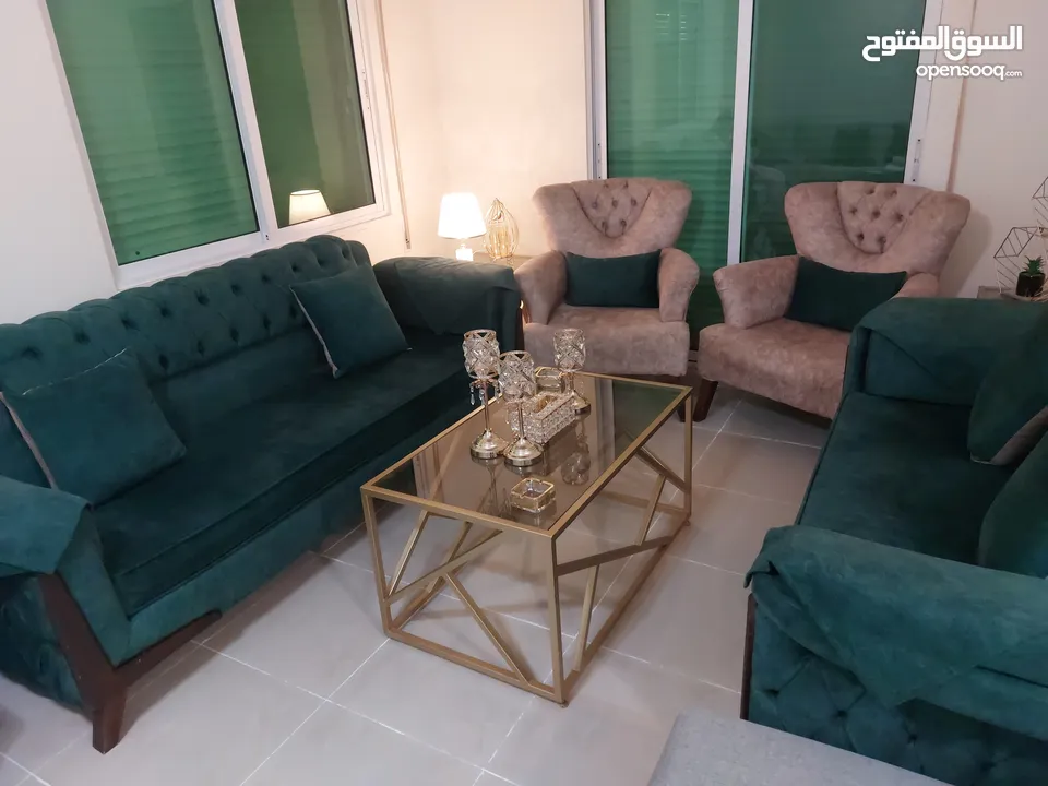 طقم كنب مستعمل بحاله جيده جدا للبيع  مع طقم طاولات ثلاث قطع