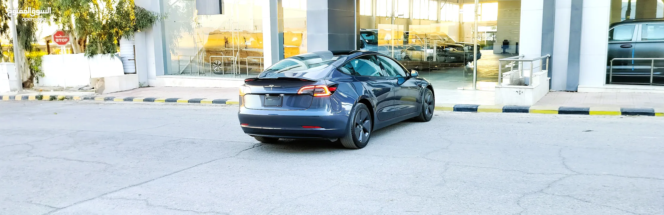 تيسلا 2023 model 3 فحص كامل اوتوسكور +B بحالة الوكالة لون فيراني مميز للبيع بسعر لقطة ومحروووق