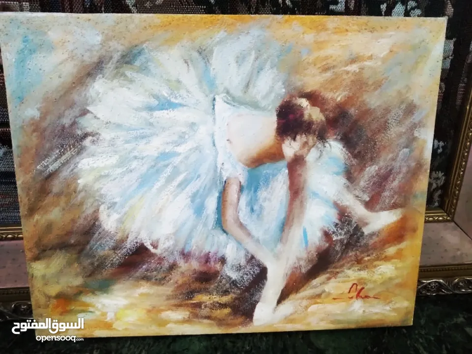 لوحات  رسم زيتي.. وتطريز
