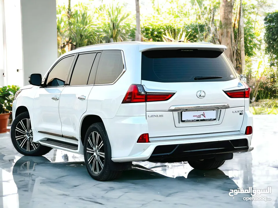   LEXUS LX 570 5.7L V8  FULL SERVICE HISTORY  UNDER WARRANTY  GCC  PLATINUM