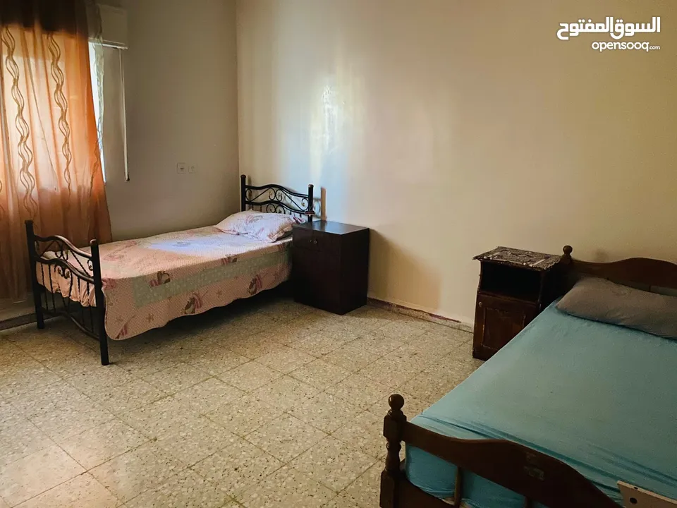 غرفة شاغرة في سكن للبنات