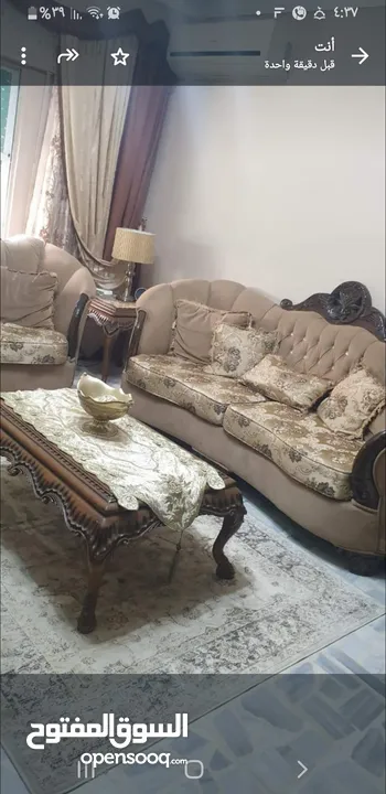 طقم كنب لغرفة الضيوف مع طاولة الوسط