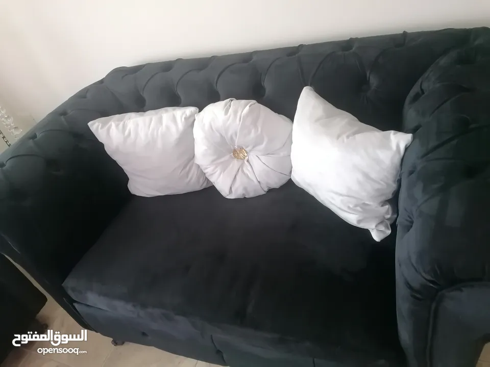 طقم كنب تفصيل مخمل ناعم ثقيل 7 مقاعد جديد غير مستخدم للبيع بسبب ضيق المكان