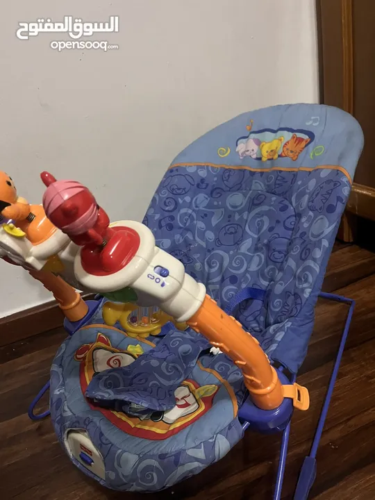 كرسي هزاز للاطفال من الولادة وحتى السنتين من ماركة fisher price لون ازرق مع هيكل ازرق سهل الاستخدام