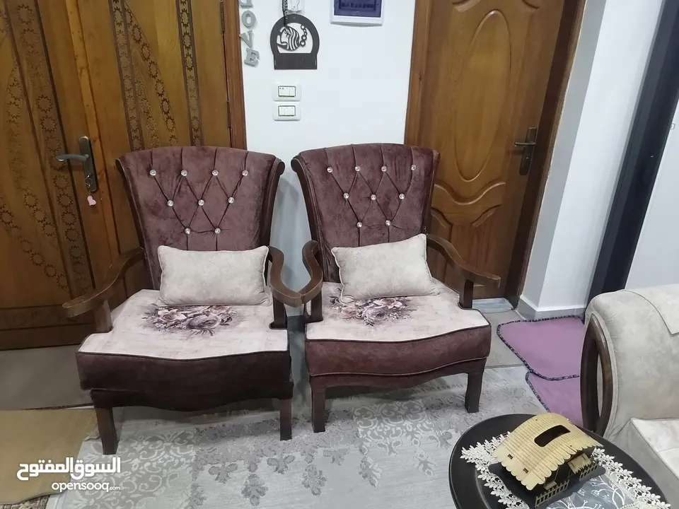 طقم كنب خشب زان تفصيل..7مقاعد او 9 مقاعد  لون بيج مورد شكله جميل جدآ والخشب لون بني..