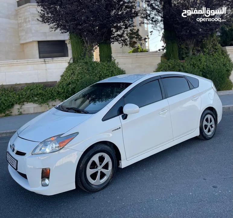 تويوتا بريوس منفوضه بالكامل مع جنط وكوشوك وكاله استعمال شخصي بطاريه فحص