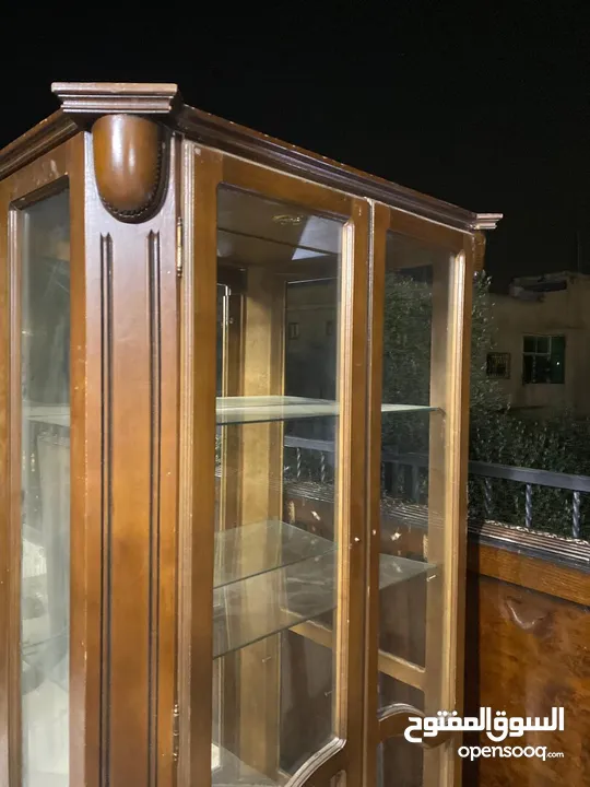 غرفة سفرة كاملة مكونة من طاولة كبيرة مع زجاج سكريت و  8 كراسي وباترينا وتواليت كبير