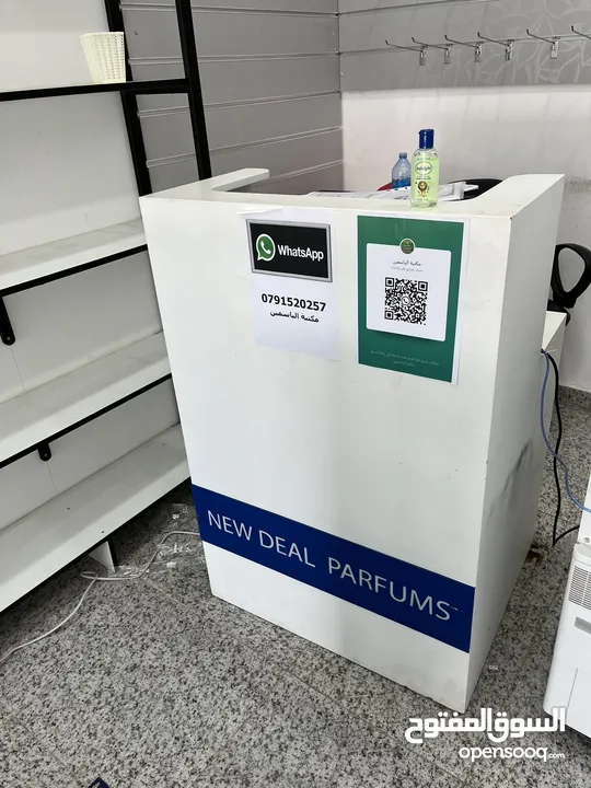 ديكور كامل ارفف و ألواح تعليق وبترينات بحالة ممتازة