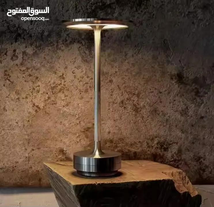 تيبل لامب لمس ألمنيوم، متعدد الألوان ودرجات الإنارة، يضفي على المكان لمسة رقي وراحة