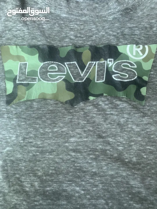 T-shirt Levi’s  في سعر جدا مناسب من  عمر 10-12 متوفر في كندا فقط collection ليفايز الجديد بأنسب سعر