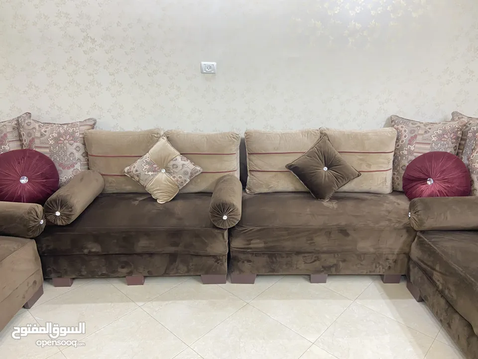 كنب صالون وطاولة مستعمل مؤقت للبيع