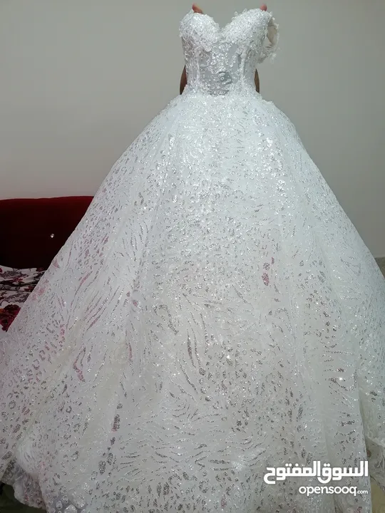 فستان أبيض ملوكي وارد تركيا للبيع   مع كامل أغراضو الطرحه  البرنص  تاج  الأكسسوار  المسكة