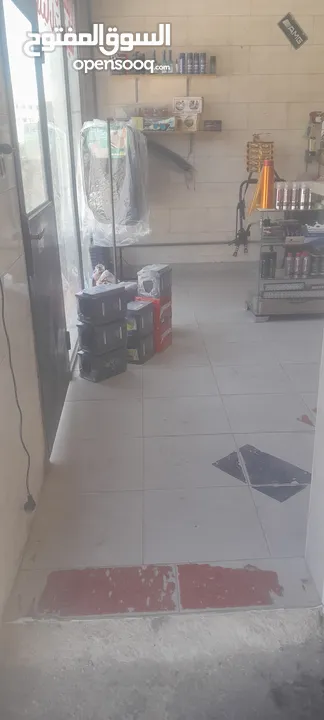 السلام عليكم عندي محلين الأول محل زينة سيارات والمحل التاني شغل كويك سيرفس من غيار زيت وغيار بركات