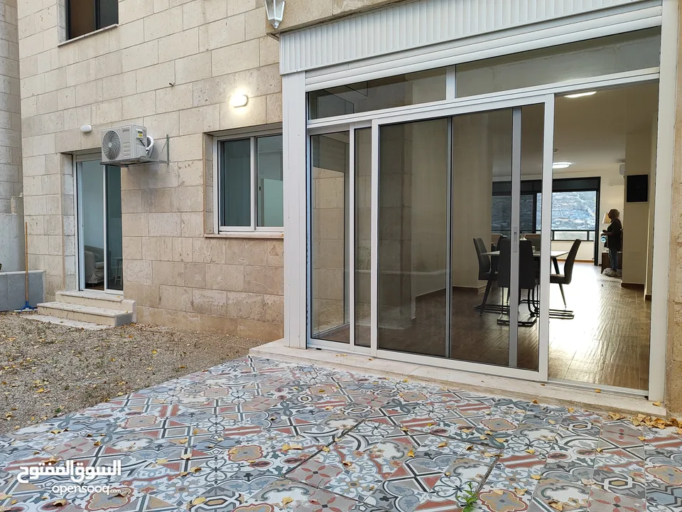 شقة مع حديققققة فخمه جديده مفروشة للإيجار في عين منجد