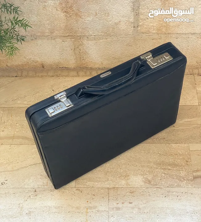 شنط سفر وحقائب قديمة ونادرة.