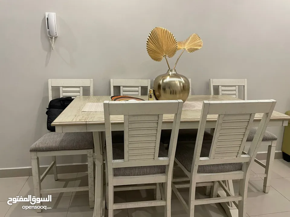 طاوله طعام من ميداس ثمانيه كراسي والطاوله معها قطعه عشان تكبر ..  kitchen table 8 chairs with