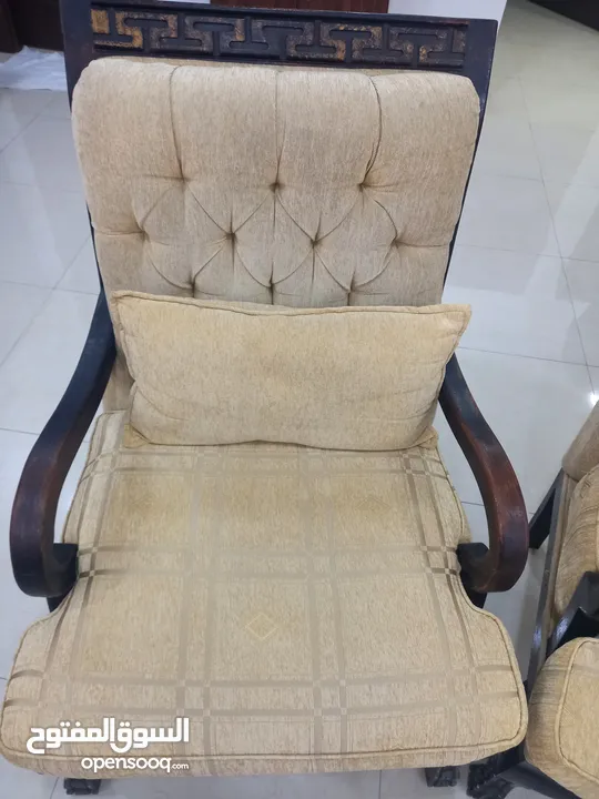 طقم كنب تفصيل ثقيل وطاولة وسط و2 جانبية  للبيع