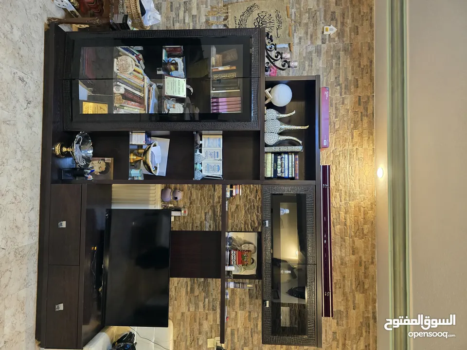 خزانه غرفه جلوس بحالة جيدة تحتاج للقليل من الصيانه