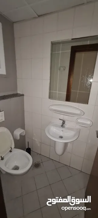 55,000 درهم سنويًا 3 غرف (إحداها ماستر) + صالة و3 حمامات بإطلالة بحرية خلّابة ، قريب من مخرج دبي