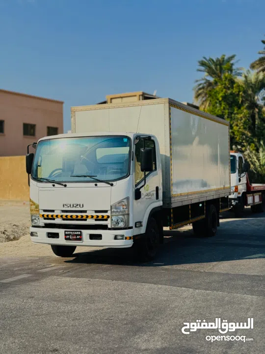 Izuzu NPR Box Cargo Truck (covered Body) 6 wheels Year-2016.Single owner used Cargo Truck