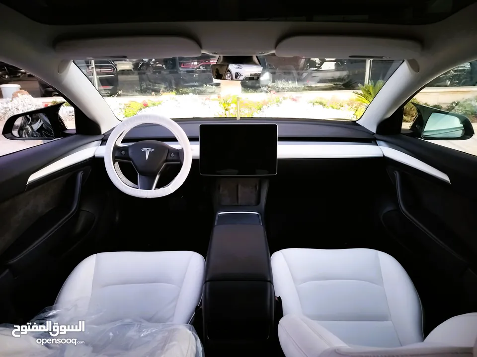 تيسلا 2023 model 3 فحص كامل اوتوسكور لون اسود ملوكي داخلي ابيض بحالة الوكالة بسعر لقطة ومحروووق
