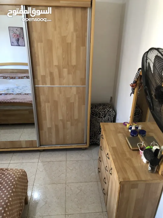 غرفه نوم لاتيه مقشره زان بحالة الوكاله للبيع بسعر مغري مع ملحقاتها