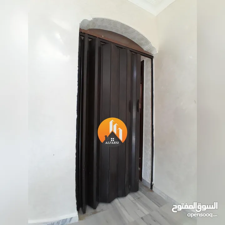 شقة طابق اول مع بلكونة ومصعد للإيجار في افضل وارقى المواقع في ضاحية الاقصى واسعة