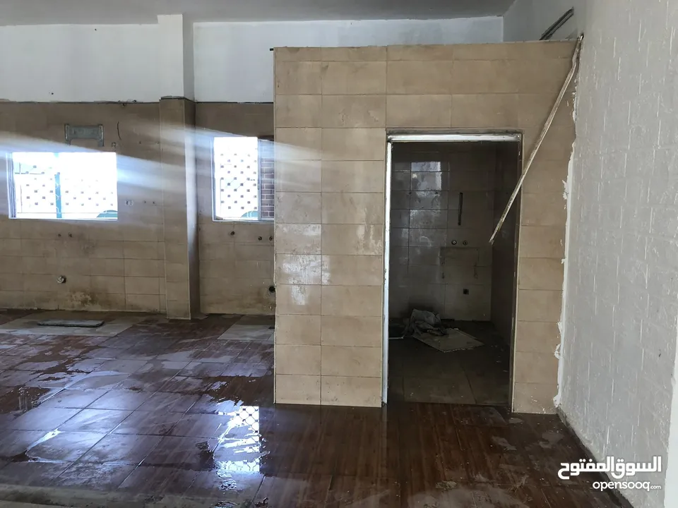 ثلاث محلات تجاريه ومخازن علي شارع 36 التجاري الزرقاء الجديدة في افضل موقع في الشارع