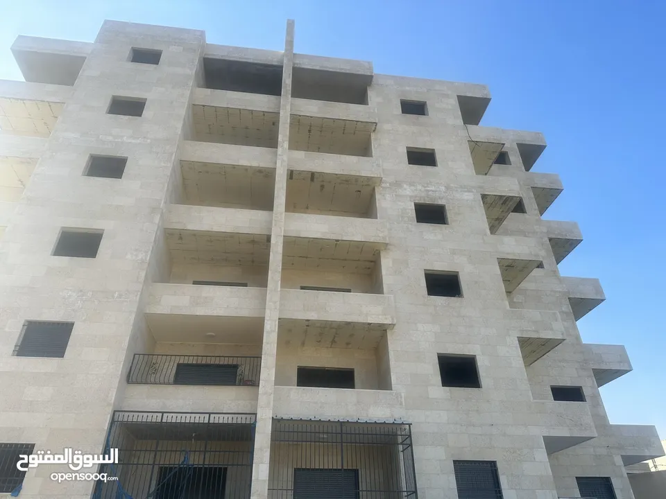 شقة فاخره للبيع  قرب معبر مزموريه  بالتقسيت المباشر بدون بنوك