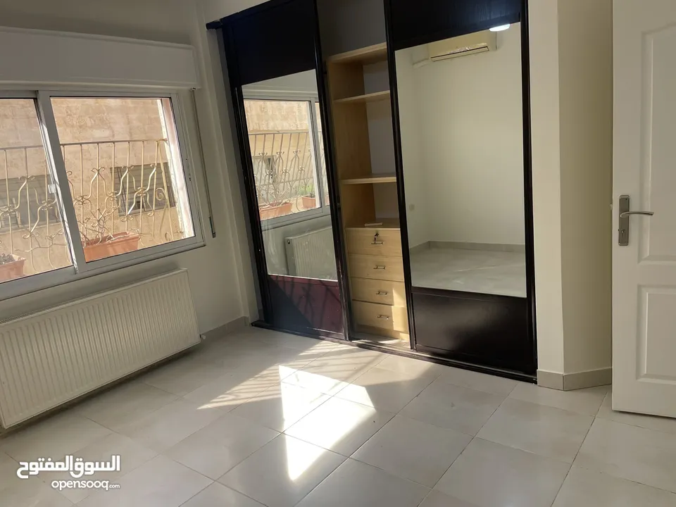شقة للإيجار في منطقة ام السماق مساحة 220