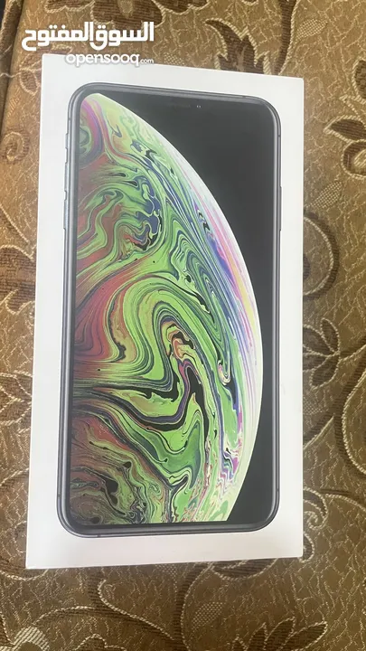 ايفون (Xs max)  أسود     Gb 264 مساحة بطارية 82‎%‎  نضيف جدا ، أستعمال قليل مع الكارتونة حافظة سوادء