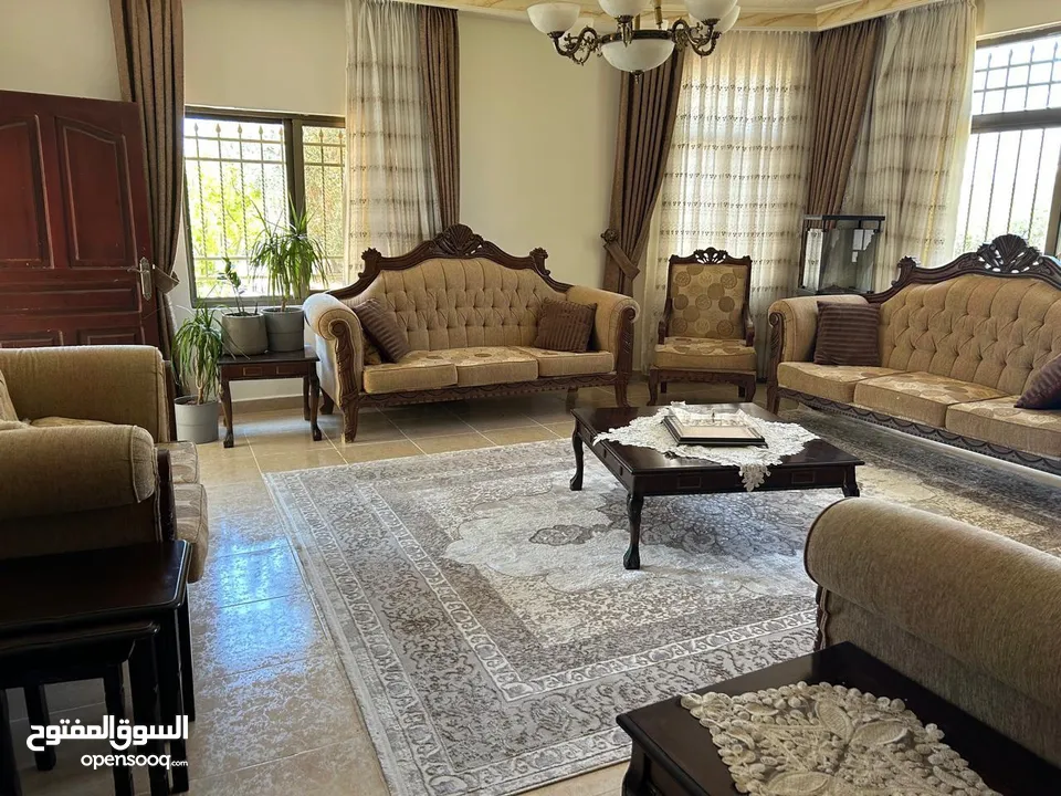 طقم كنب 12 مقعد مستعمل بحالة جيدة جداً