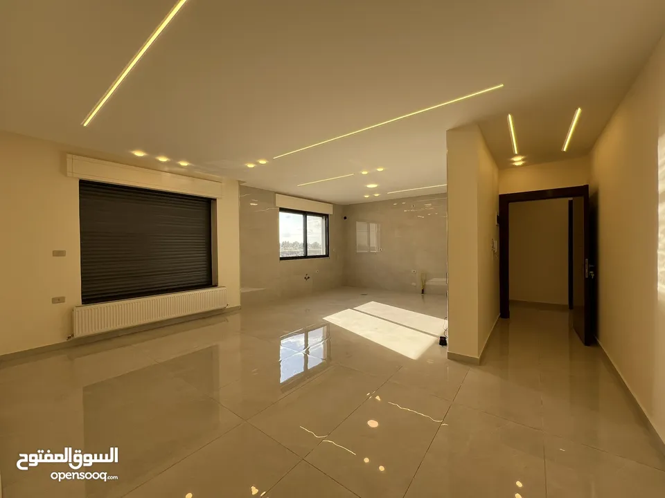 شقة أرضية فاخرة للبيع طريق المطار الحويطي خلف المدارس العالمية .. بسعر لقطة