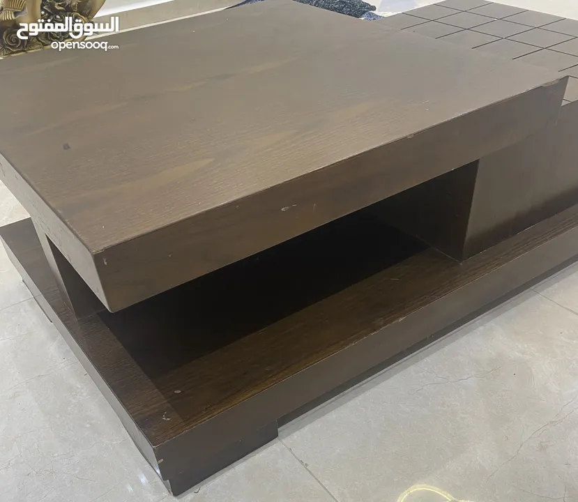 كنب زاوية بحالة جيدة جدا مستعمل وطاولة وسط عدد2 خشب زان وطاولة وسط كلاسيكية