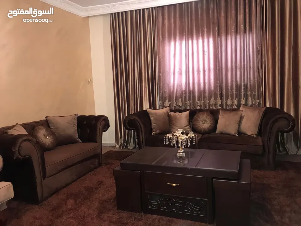 طقم كنب 8 مقاعد وكل ما في الصورة للبيع ايضاً