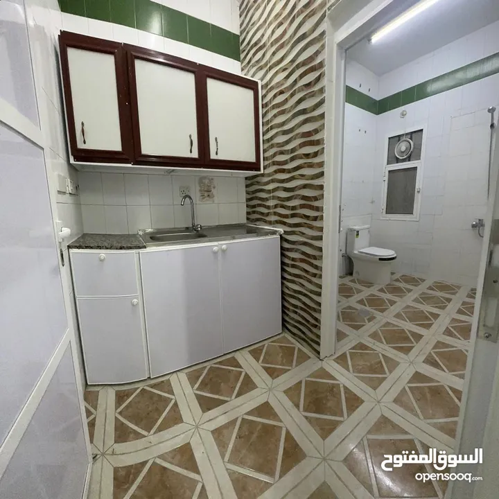 غرفه وحمام ومطبخ قريب من مسجد سعيد بن تيمور وقريب من الكلية التقنية