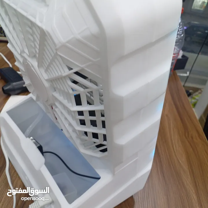 مروحه صحراويه  مضيئه محموله بواسطة يد مزوده بخزان ماء و ثلج و عين بخاج تعمل بالشحن الكهربائي الفوري