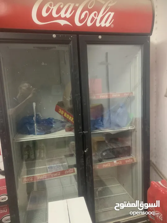 ثلاجه مع عدت مطعم لبيع