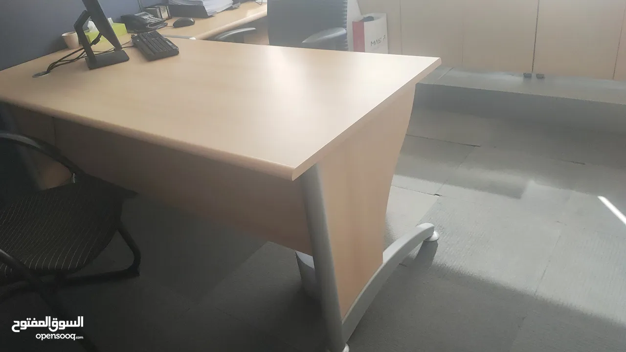 مكاتب اجنبي بحاله ممتازه مقاسات مختلفه