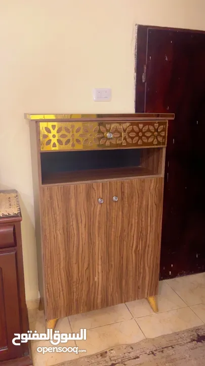 خزانة احذية حشب لامينيت وفضية خشب زان مستعملات استعمال بسيط بحالة الوكالة