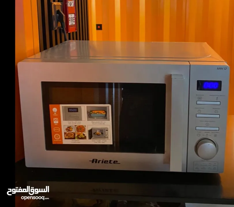 معدات كافتيريا كامله و شبه مستعمله,ثلاجات عرض و طاولات و كراسي و الكثير من المعدات و بريستا