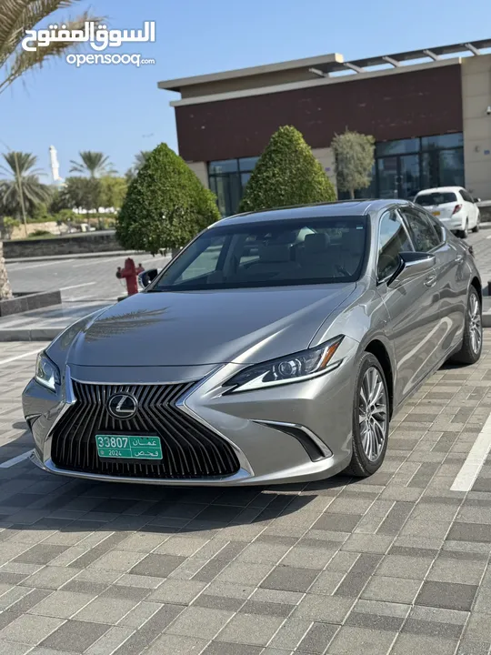 لكزس ES350 بحادث جانبي بسيط