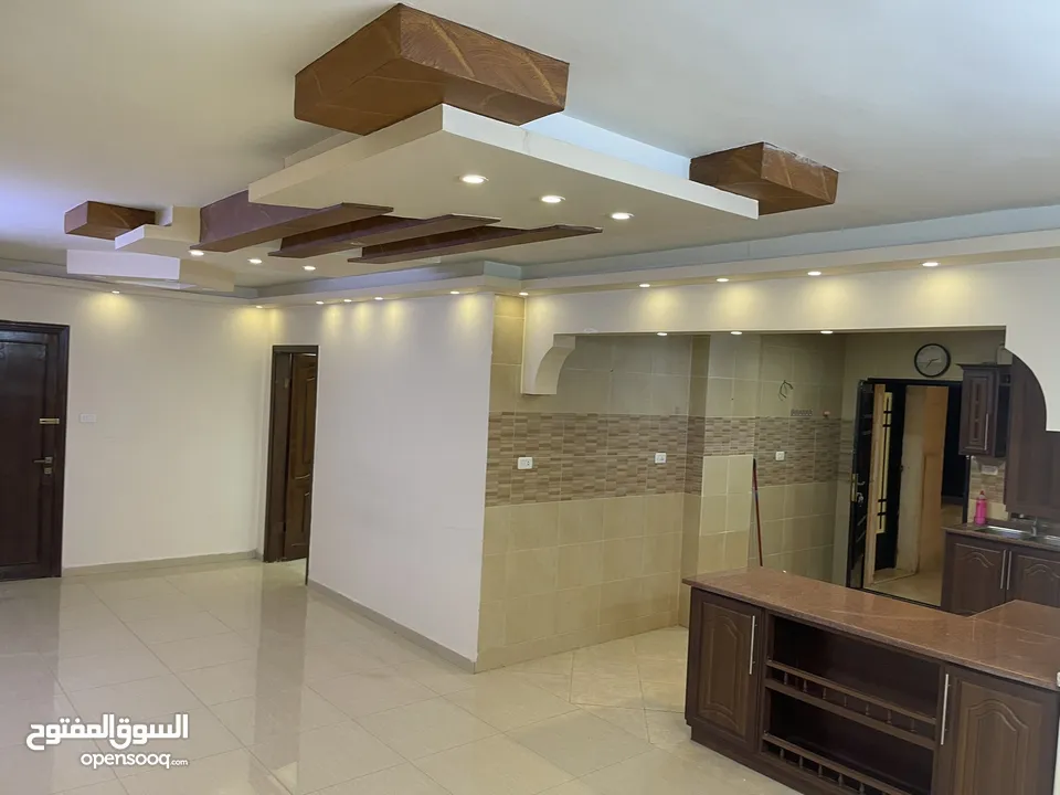 شقه بمدخل مستقل فاخره ومميزه  طابق ارضي مجمع عمان جديد