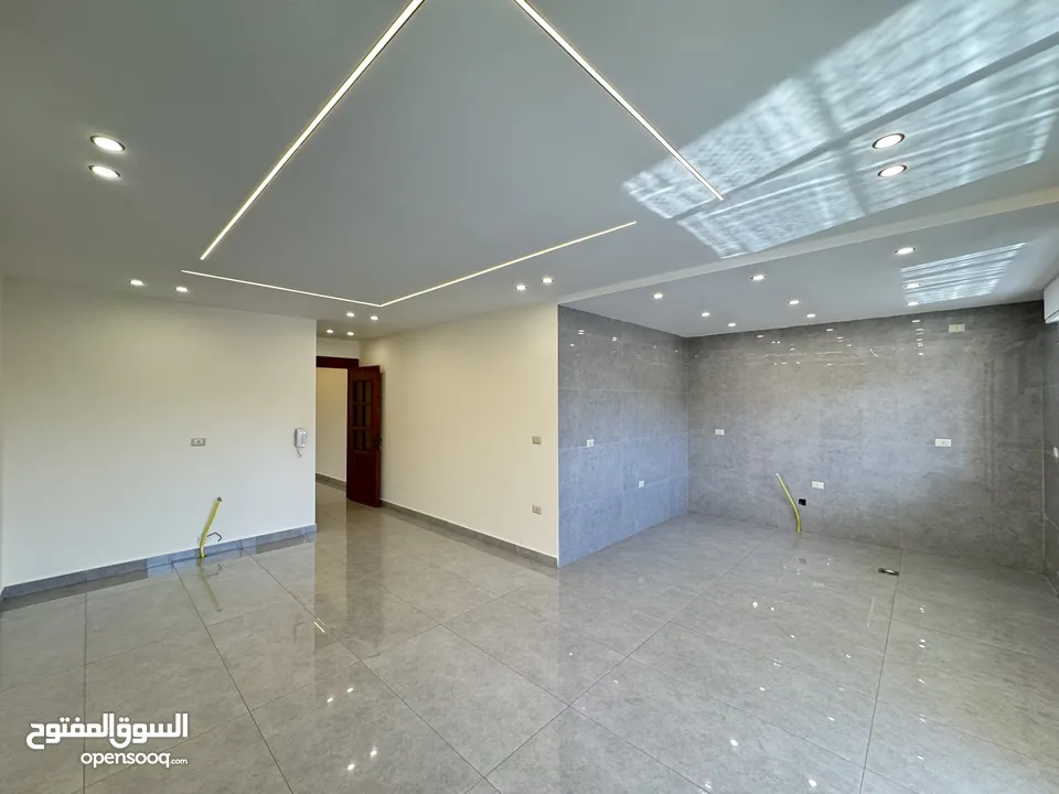 شقة فخمة طابق اخير + مع روف