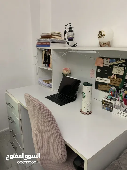 مكتب لون ابيض شبه جديد