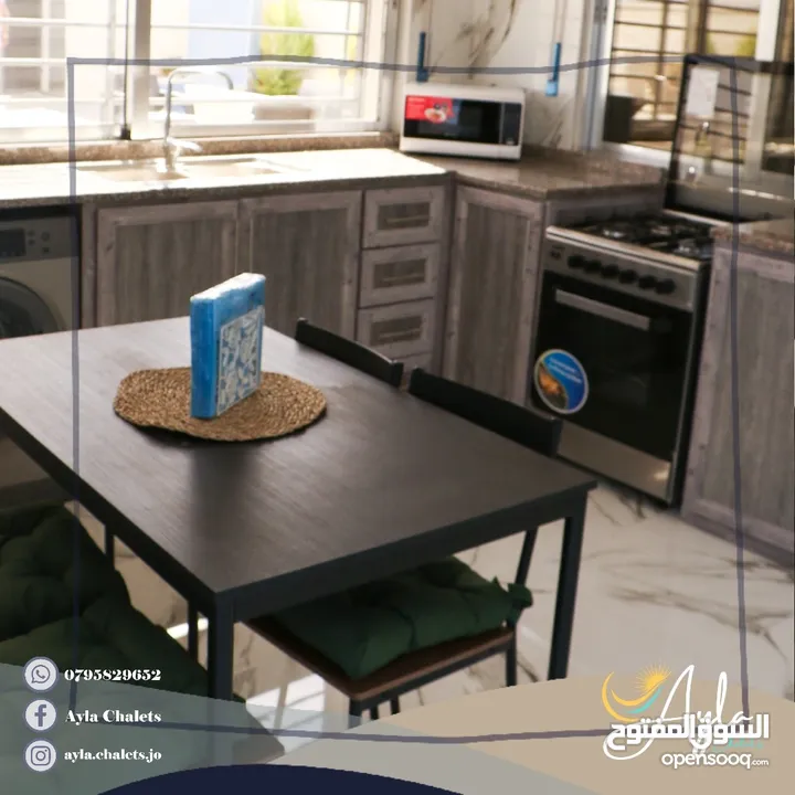شاليهين اثنين  على ارض 4 دونم للبيع و غرفة للحارس  و مستودع. المشروع مفروش كامل و عمر البناء سنة