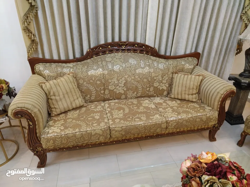 بيع  طقم ضيوف عشره مقاعد مكون من ثلاثيه ومجوزتين وثلاث مفارد استعمال قليل.مع برادي عدد2 عرض 290